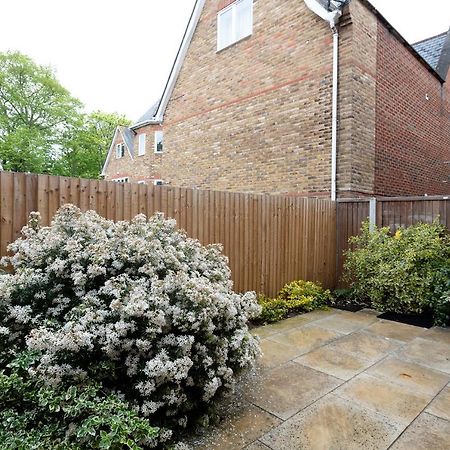 Immaculate Central Windsor Town House With Parking Esterno foto