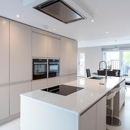 Immaculate Central Windsor Town House With Parking Esterno foto