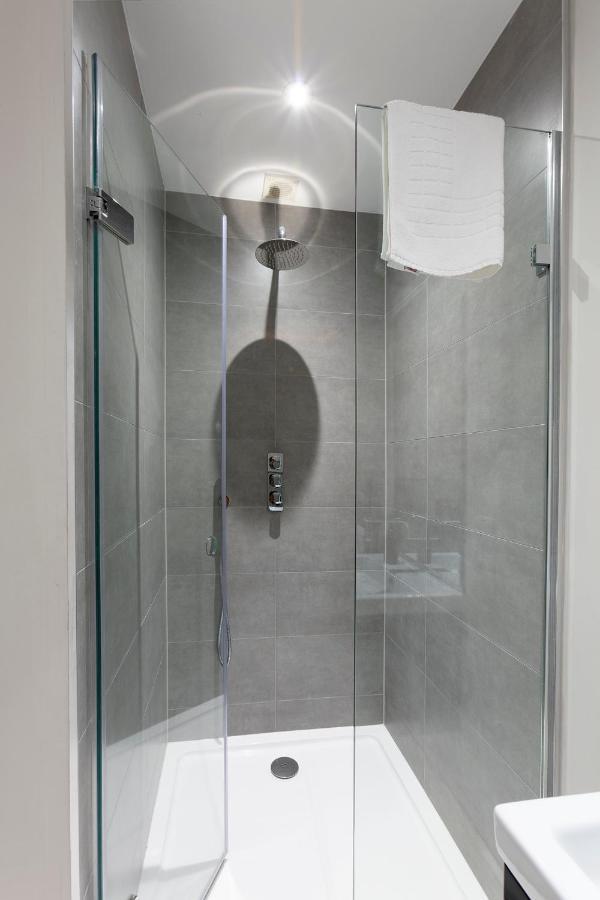 Immaculate Central Windsor Town House With Parking Esterno foto