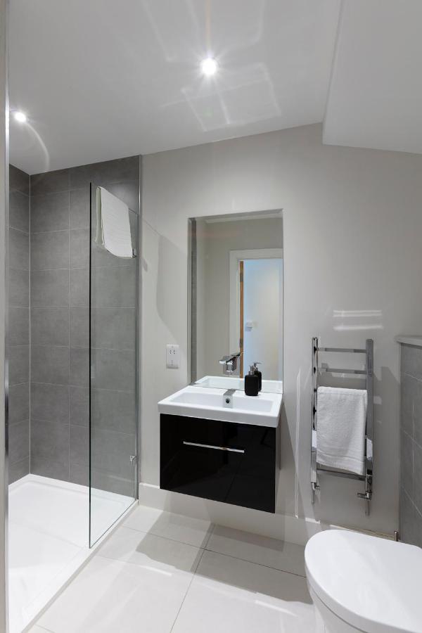Immaculate Central Windsor Town House With Parking Esterno foto