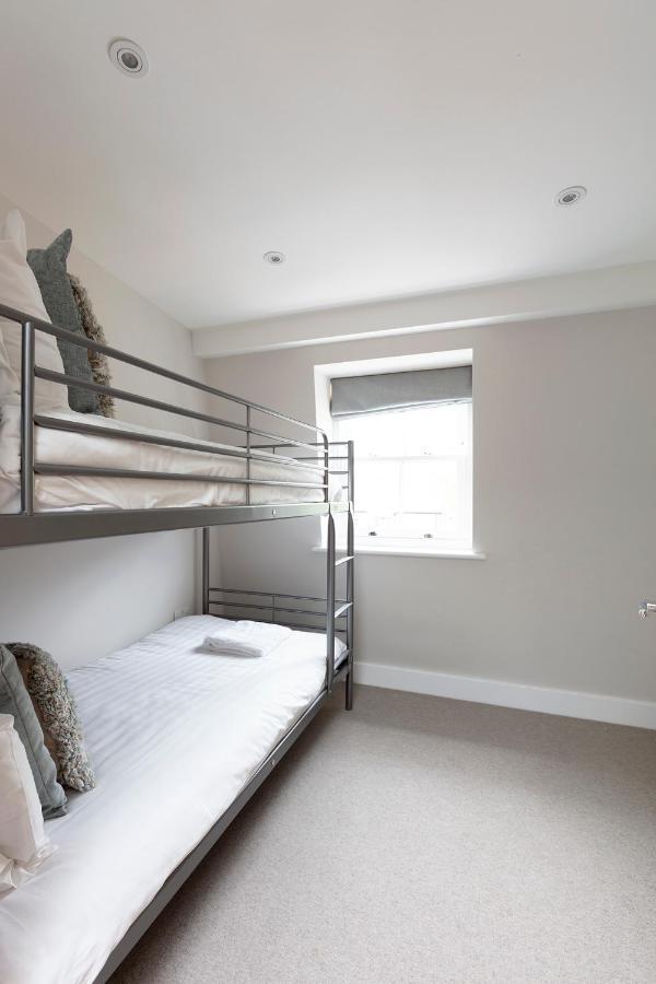Immaculate Central Windsor Town House With Parking Esterno foto