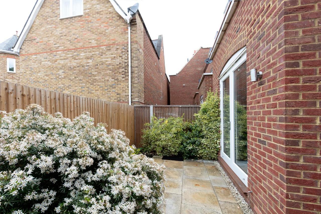 Immaculate Central Windsor Town House With Parking Esterno foto