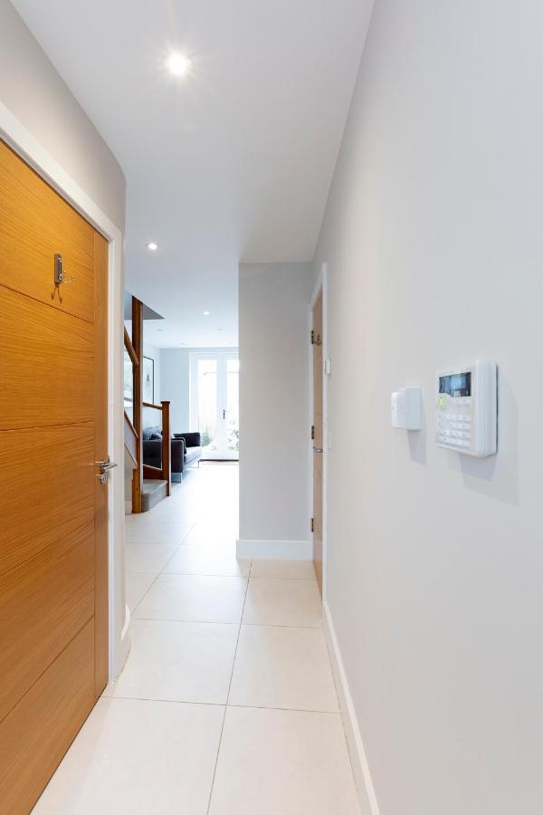 Immaculate Central Windsor Town House With Parking Esterno foto