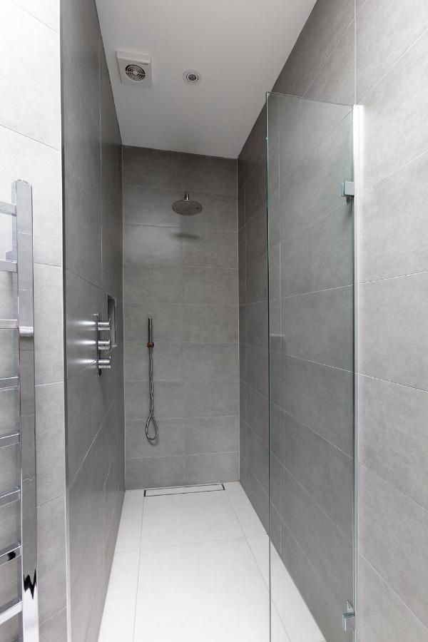 Immaculate Central Windsor Town House With Parking Esterno foto