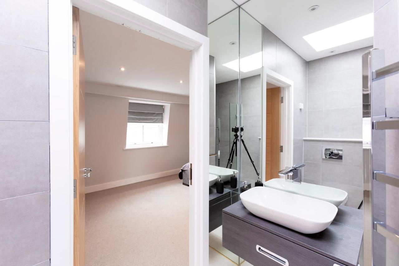 Immaculate Central Windsor Town House With Parking Esterno foto
