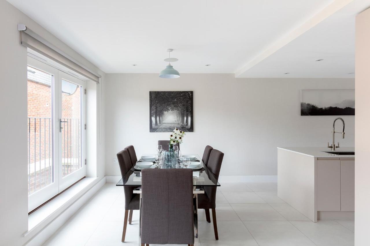 Immaculate Central Windsor Town House With Parking Esterno foto