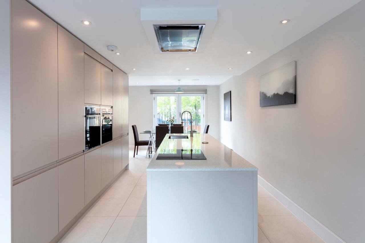 Immaculate Central Windsor Town House With Parking Esterno foto